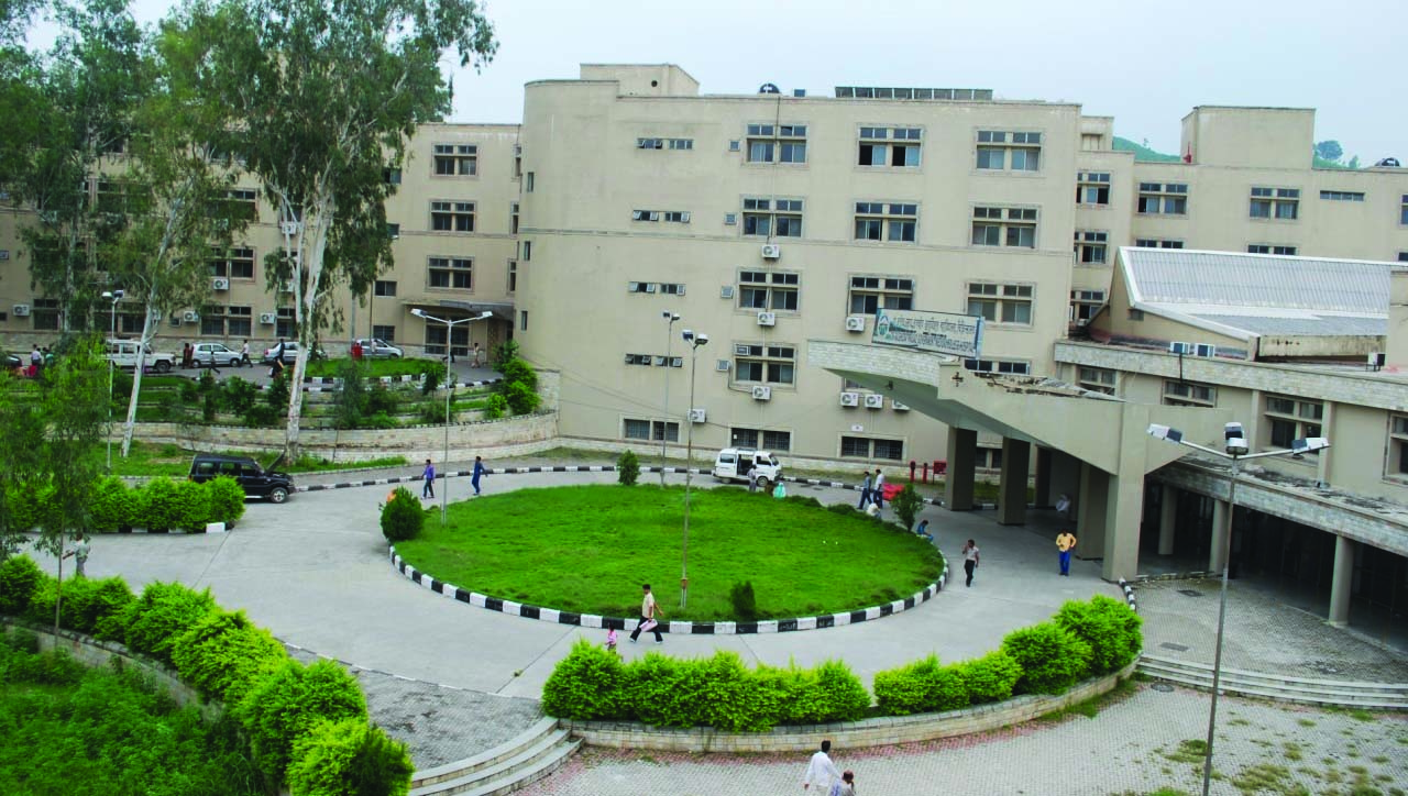 टांडा मेडिकल कॉलेज में दर्दनाक हादसा: युवती ने चौथी मंजिल से लगाई छलांग, मौत