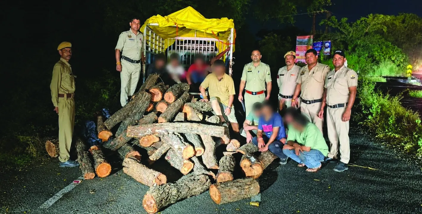 डमटाल में तस्करों पर पुलिस का शिकंजा: इनोवा और पिकअप से खैर की अवैध लकड़ी बरामद, 9 गिरफ्तार
