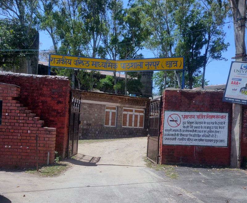 नूरपुर बॉयज स्कूल के पुनः संचालन पर शहरवासियों ने बृजराज स्वामी मंदिर में चढ़ाया हलवा